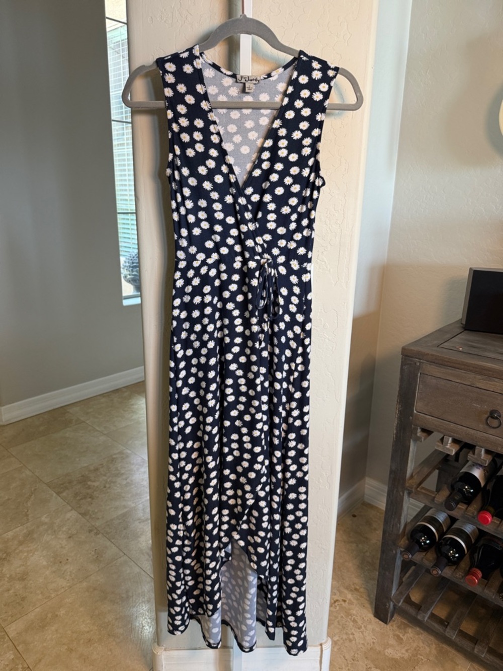 J for Justify Navy Dress with White Daisy Print
SZ Small - Picture 2 of 8